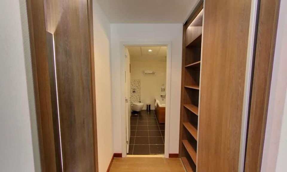 Deluxe Room | Minibar, in-room safe, desk, laptop workspace