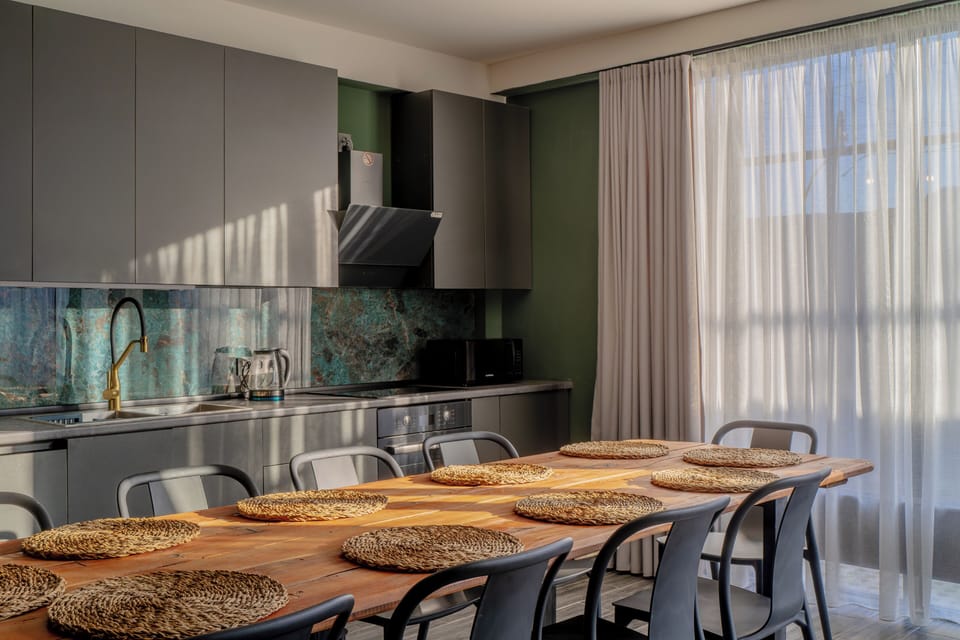 Comfort Apartment, 4 Bedrooms, Courtyard View | Private kitchen | Electric kettle