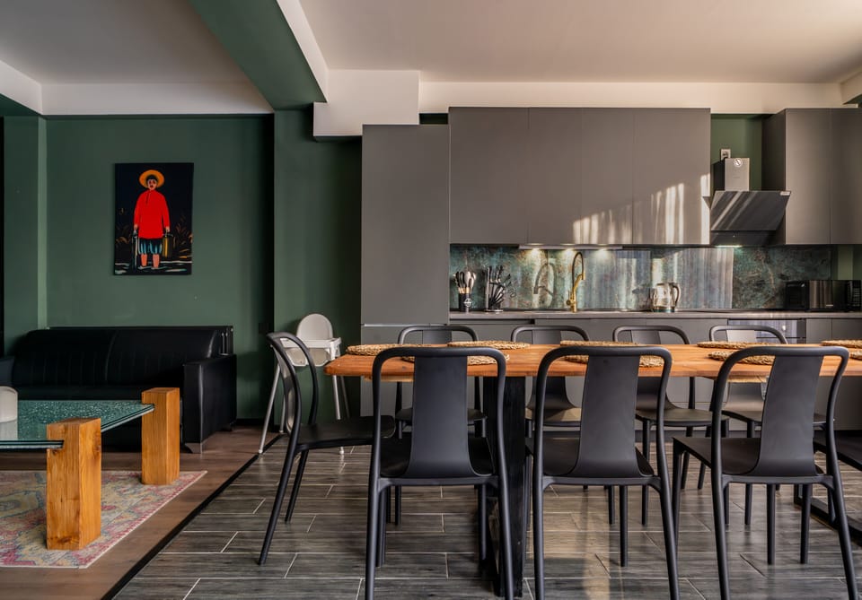 Comfort Apartment, 4 Bedrooms, Courtyard View | Private kitchen | Electric kettle