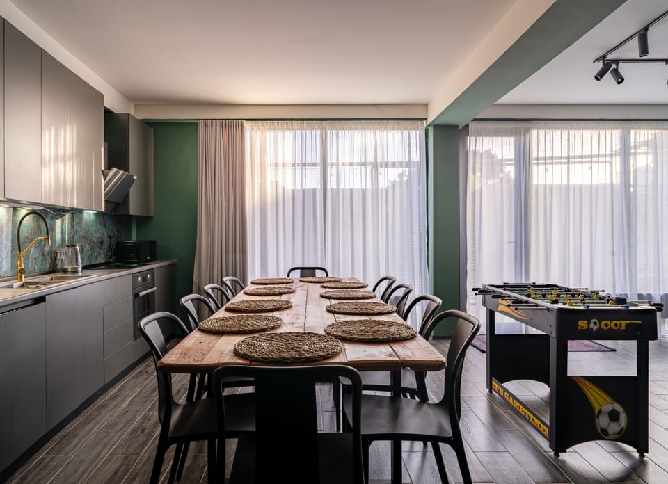 Comfort Apartment, 4 Bedrooms, Courtyard View | Private kitchen | Electric kettle