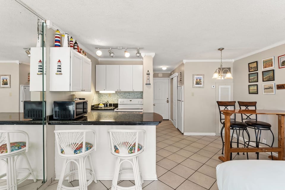 Kitchen, siting area