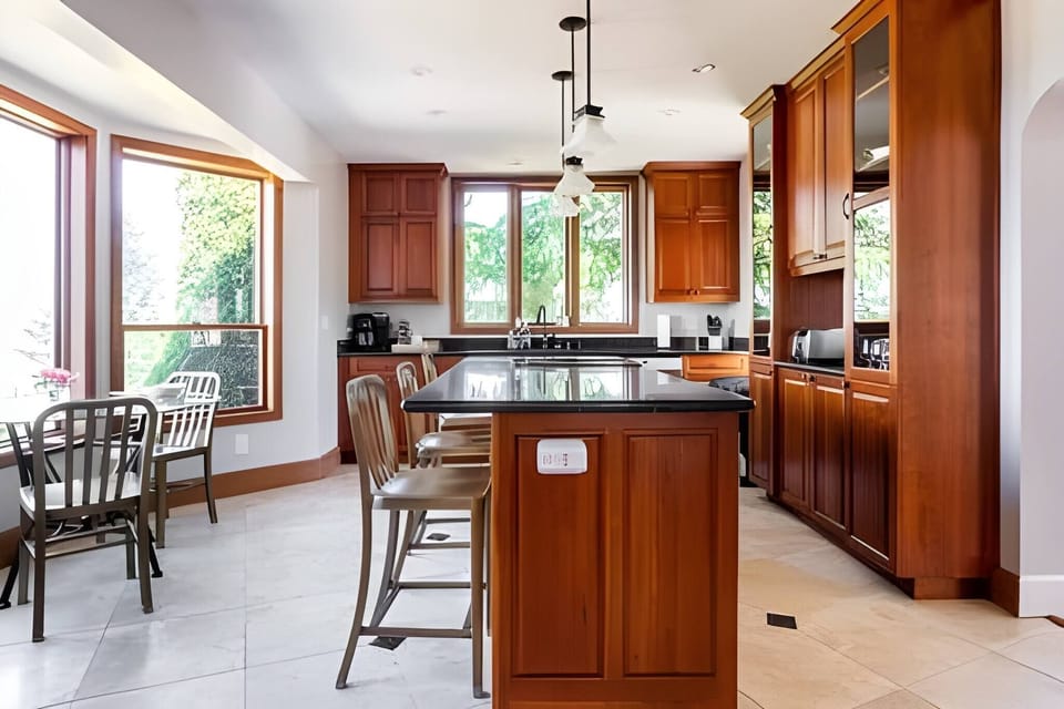 Full kitchen