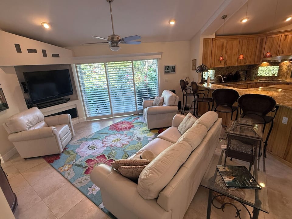 Great Room with Garden View,Recliner Chairs, Smart TV , Bar Seating