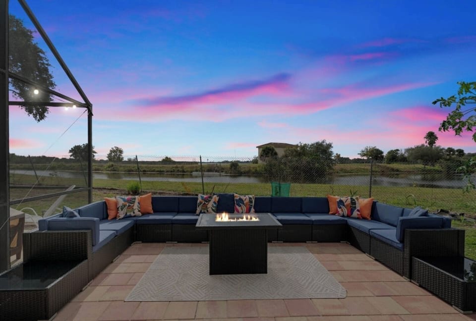 ~ GATHER AROUND THIS ELEGANT FIRE-PIT, STARGAZE, CREATE MEMORIES, AND ENJOY THE VIEW! ~