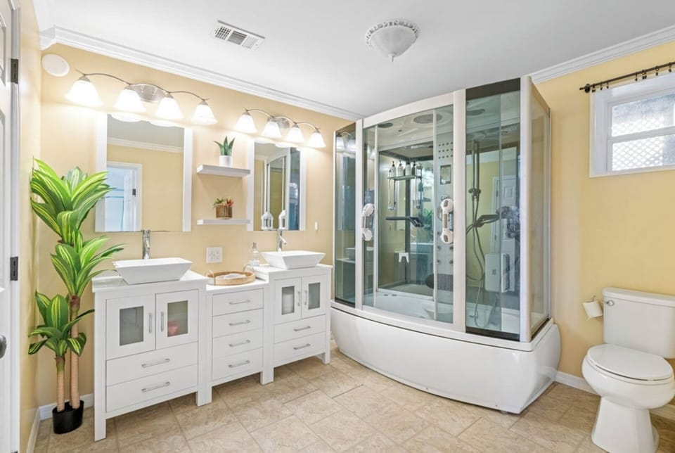 [Full Bathroom] ~ 2 Sinks, Shower, Hair dryer, Shampoo and conditioner, Body soap, Shower gel, Hot water, Cleaning products