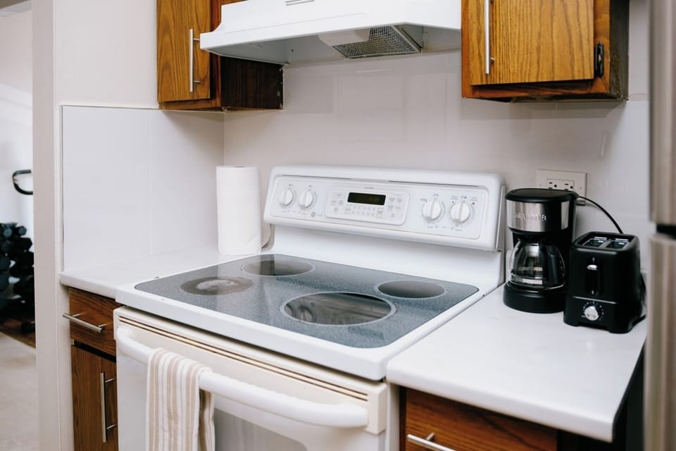 [Kitchen] ~ Toaster, Dishware, Flatware, and dining utensils, Essential cooking utensils, Stocked with basic supplies: paper towels, trashbags,etc