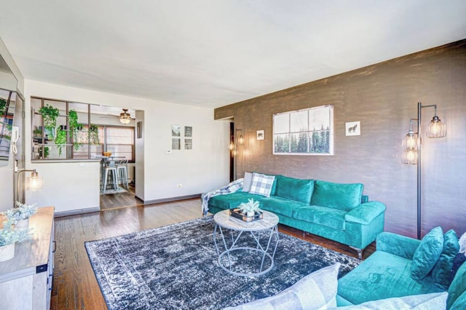 [Living Room] ~ Full sofa bed, Full daybed, Smart TV for streaming Netflix, HBO+, Disney+, etc, High speed wi-fi