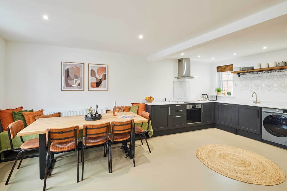 House | 4 bedrooms, desk