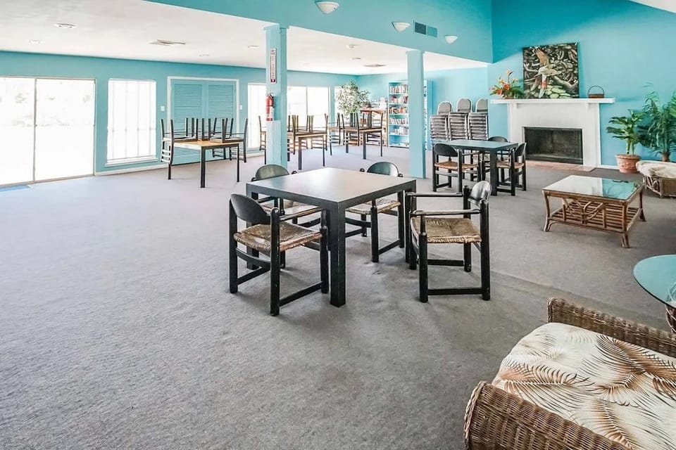 Bright and breezy library ideal for relaxing or gathering with friends.
