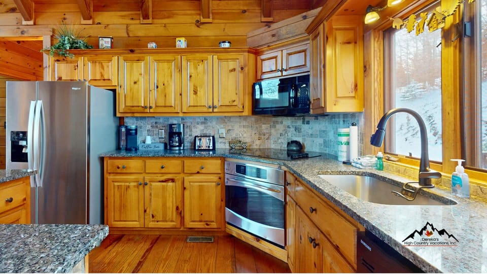 The fully equipped kitchen makes it easy to prepare meals, snacks, and drinks during your stay.