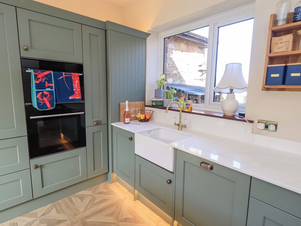Cottage | Private kitchen | Dishwasher, cookware/dishes/utensils