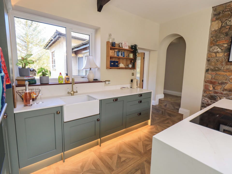 Cottage | Private kitchen | Dishwasher, cookware/dishes/utensils