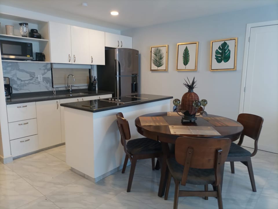 Deluxe Apartment, Balcony, City View | Dining room