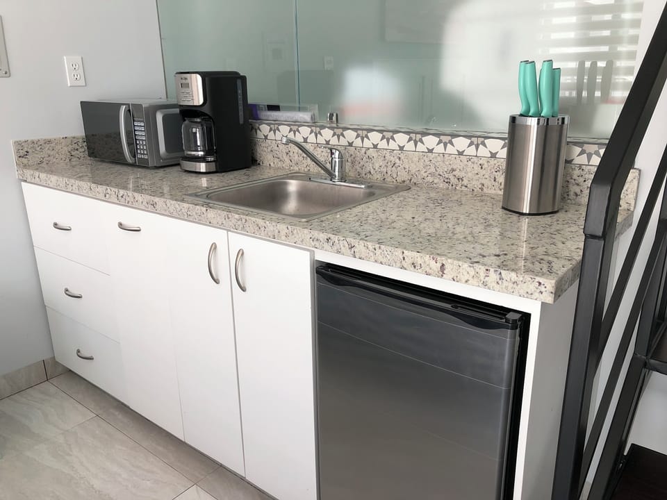 Studio | Private kitchen | Microwave, cookware/dishes/utensils