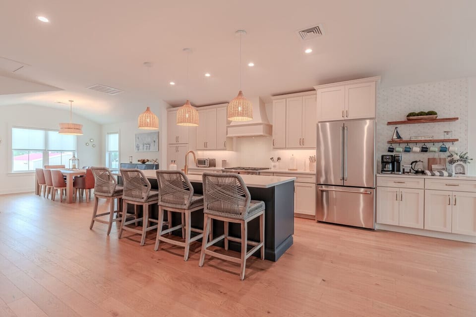 Kitchen & Dining