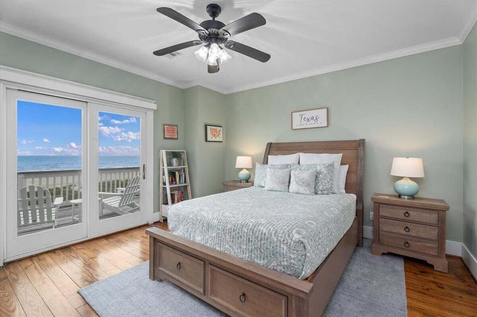 Bedroom with balcony access and ocean views, ideal for beachfront relaxation