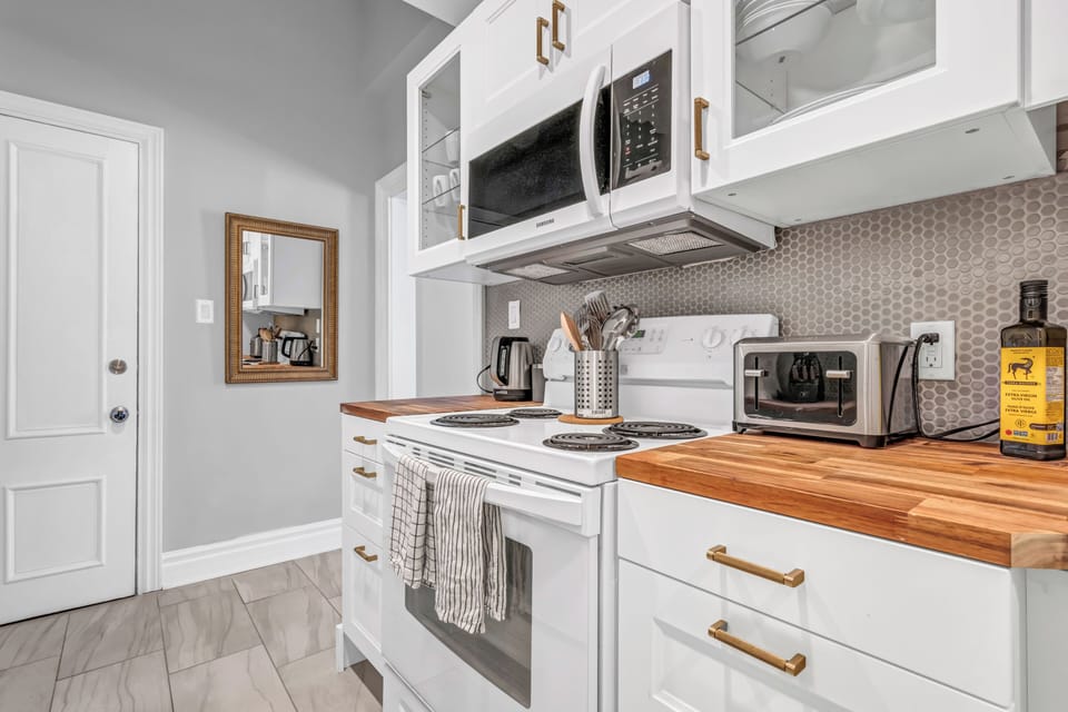 Deluxe Studio Suite | Private kitchen | Microwave, oven, coffee/tea maker, electric kettle