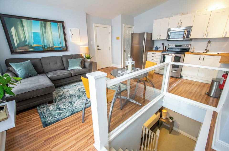 Classic Apartment | Private kitchen | Microwave, oven, coffee/tea maker, electric kettle