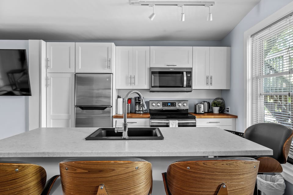 Premier Apartment, 2 Bedrooms | Private kitchen | Microwave, oven, coffee/tea maker, electric kettle