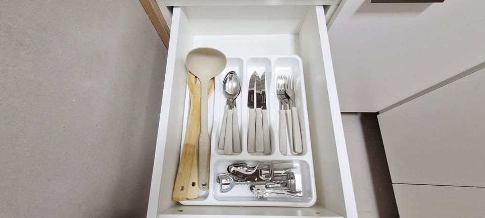 Basic Apartment | Private kitchen | Fridge, microwave, cookware/dishes/utensils