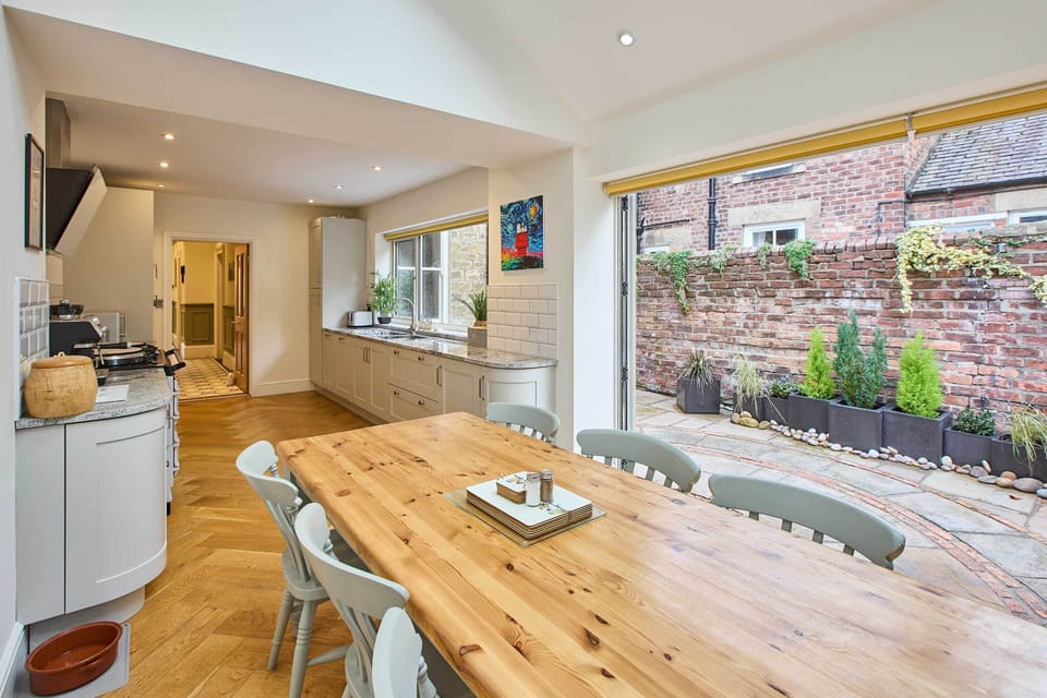 House | 4 bedrooms, desk