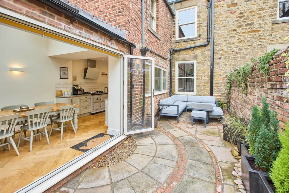 House | 4 bedrooms, desk