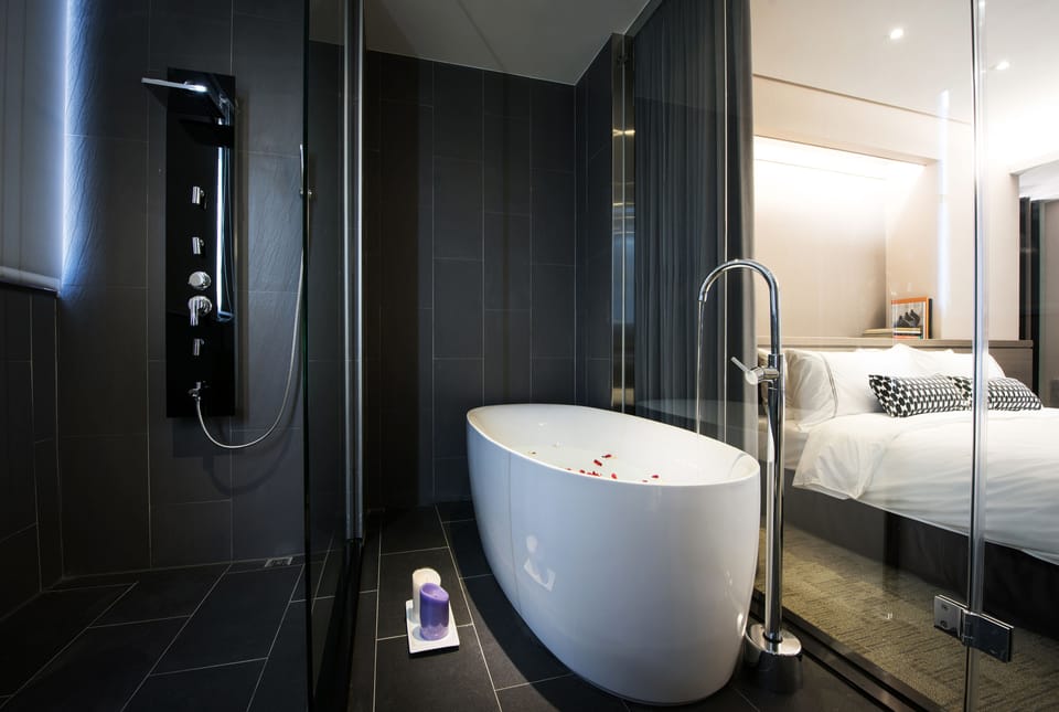 Business Double Room | Deep soaking bathtub
