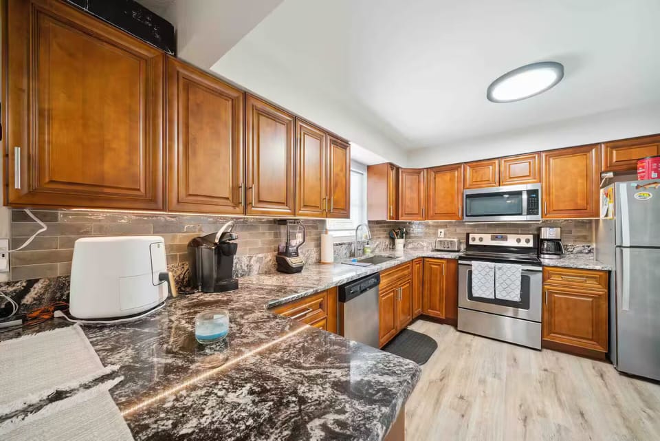 Lovely kitchen with full size appliances and extras.