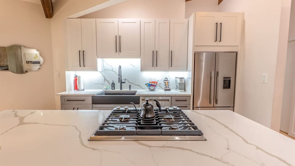 Chef's Kitchen — Gas Range, Gourmet Cooktop, Fully Equipped for Group Dining