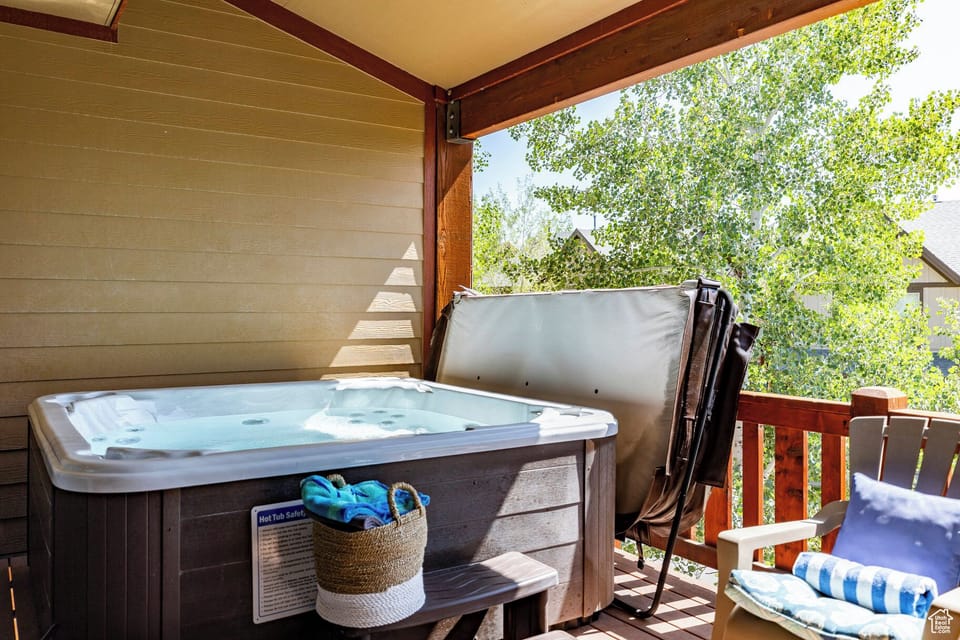Outdoor spa tub