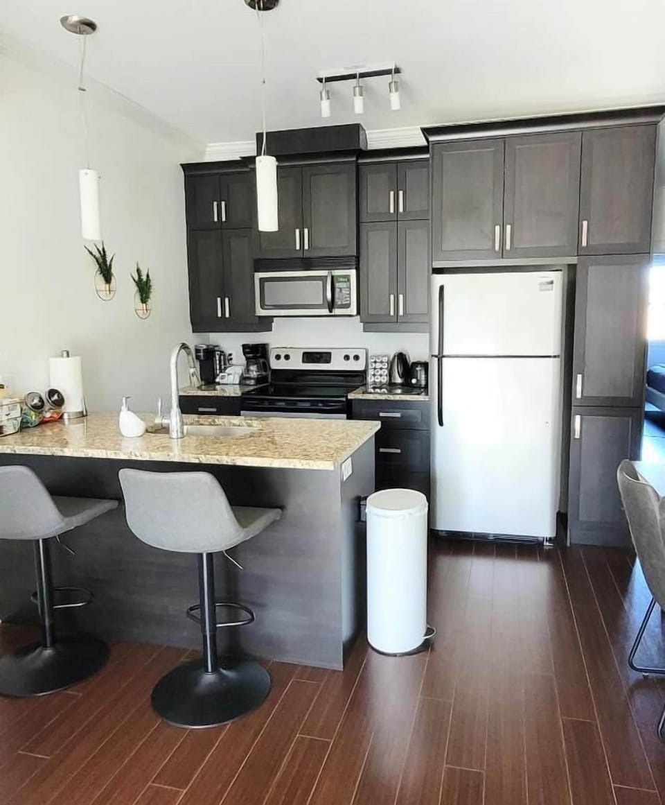 Apartment, 2 Bedrooms, Mountain View | Private kitchen | Full-size fridge, microwave, oven, stovetop