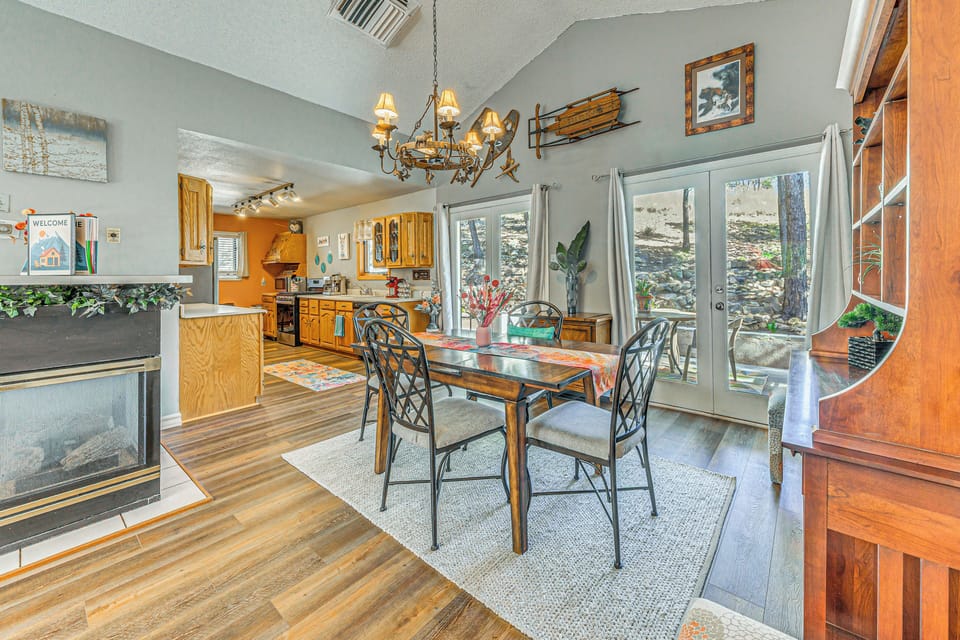 Dining Area | Free WiFi | Gas Fireplace | Turkey Roaster | Stock Pot | Crockpot