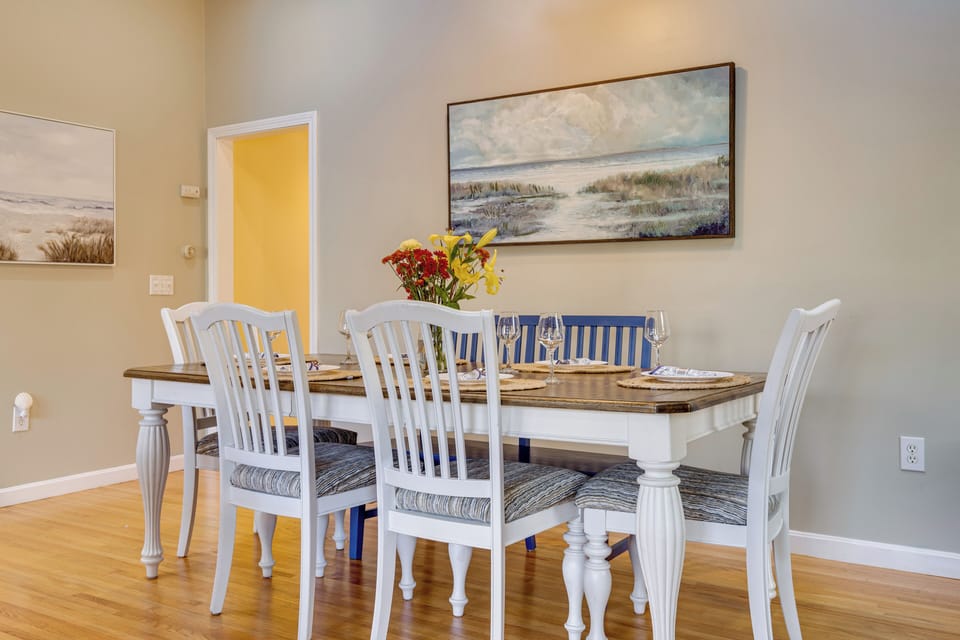 Dining Area | Dishware & Flatware Provided