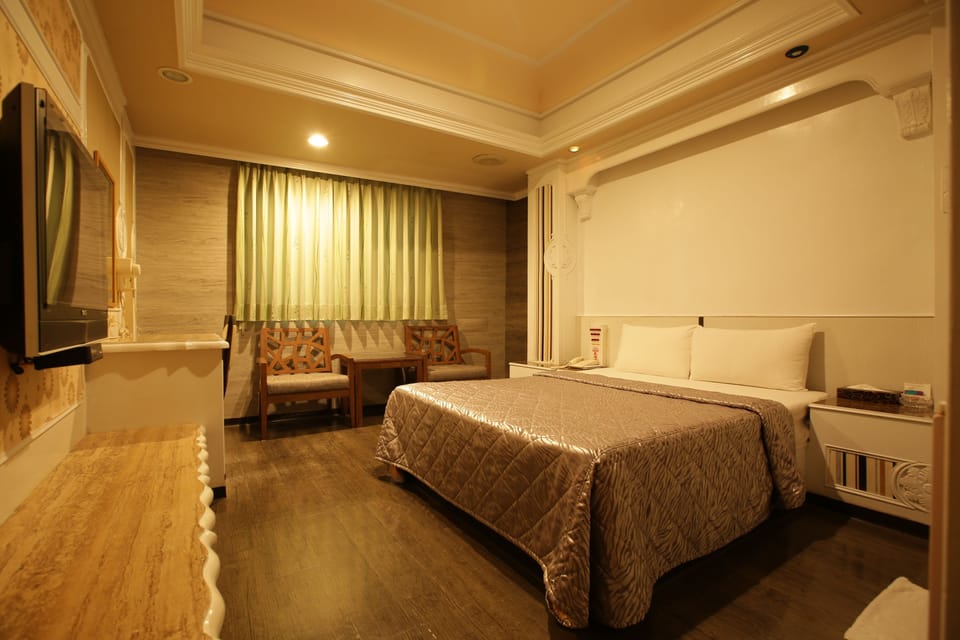 Desk, rollaway beds, free WiFi