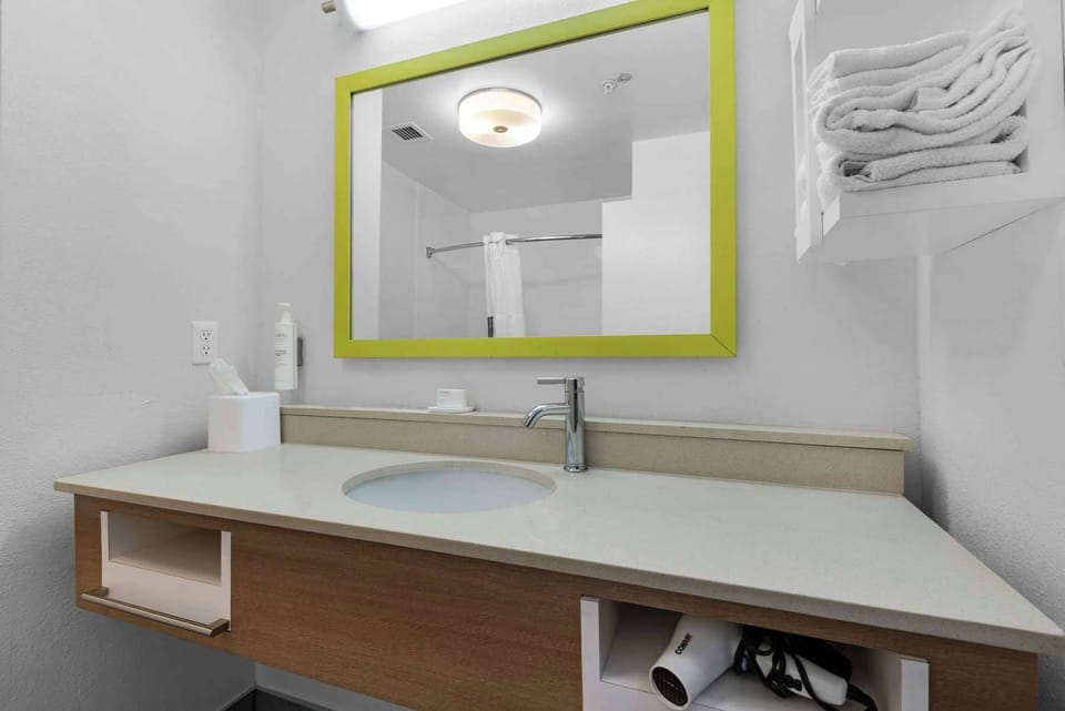 Room, 1 King Bed, Accessible, Non Smoking | Bathroom | Combined shower/tub, free toiletries, hair dryer, towels
