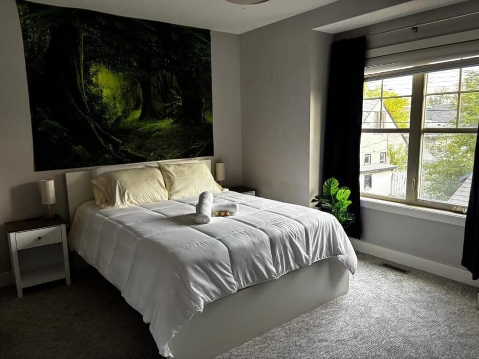Deluxe Room, City View | 1 bedroom, desk, laptop workspace, blackout drapes