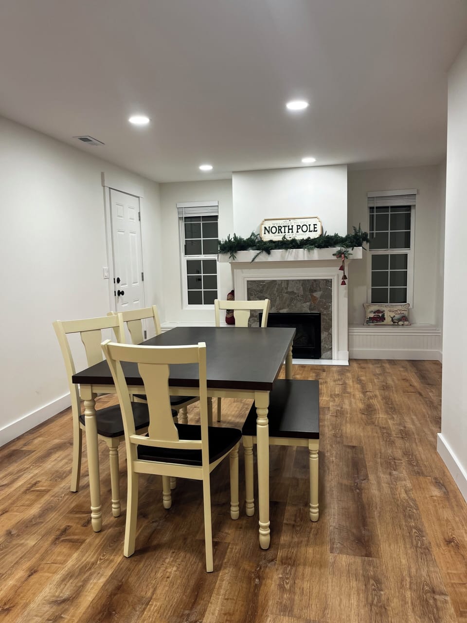 Dining area with seating for 6
