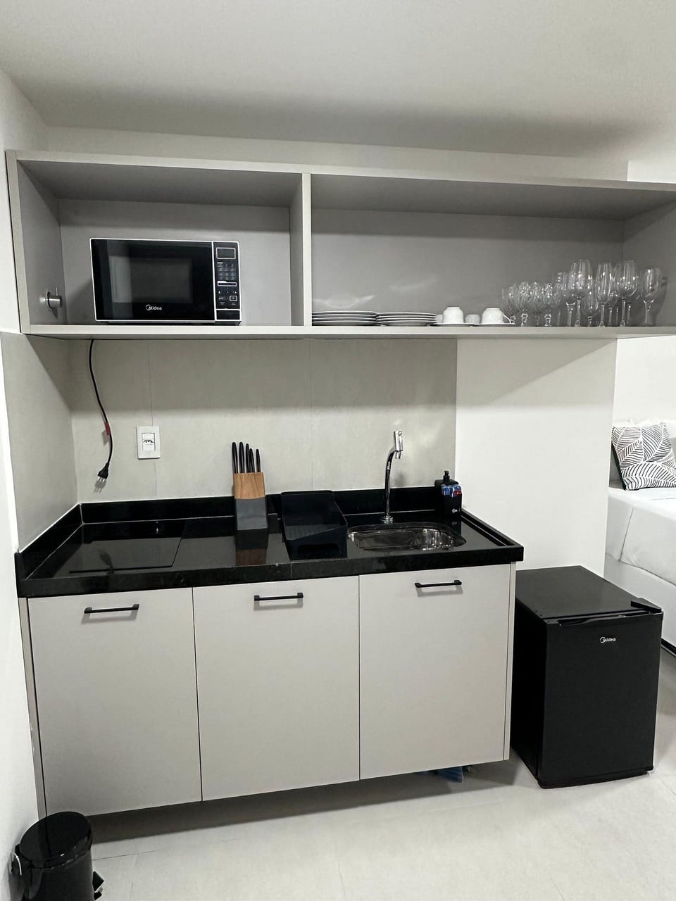 Basic Studio | Private kitchen | Mini-fridge, cookware/dishes/utensils