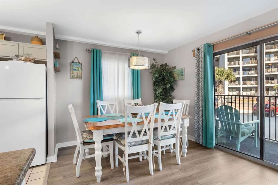 Seating 6 people, guests can sit down for a meal or even have a game night