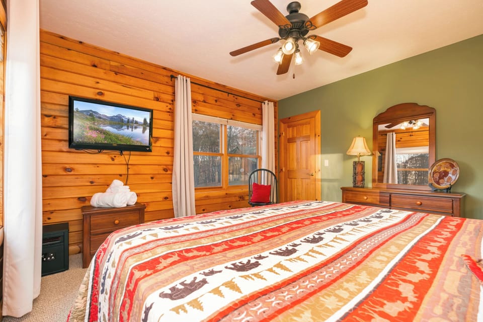 Main floor Bedroom - King Bed
