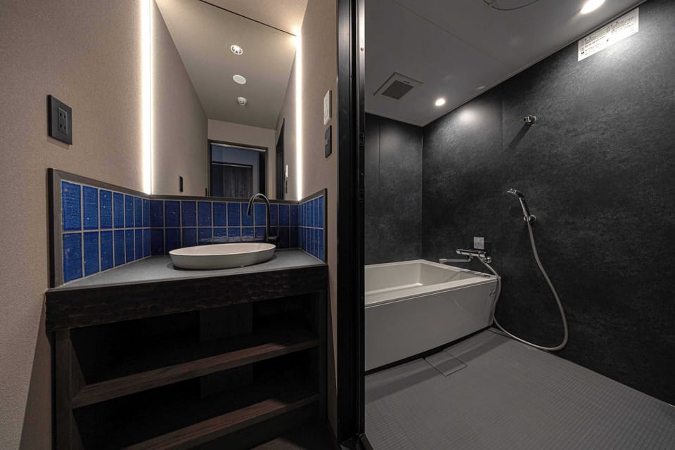 Corner Superior, Room Rental, Non Smoking (Main building) | Bathroom | Separate tub and shower, hair dryer, towels, shampoo
