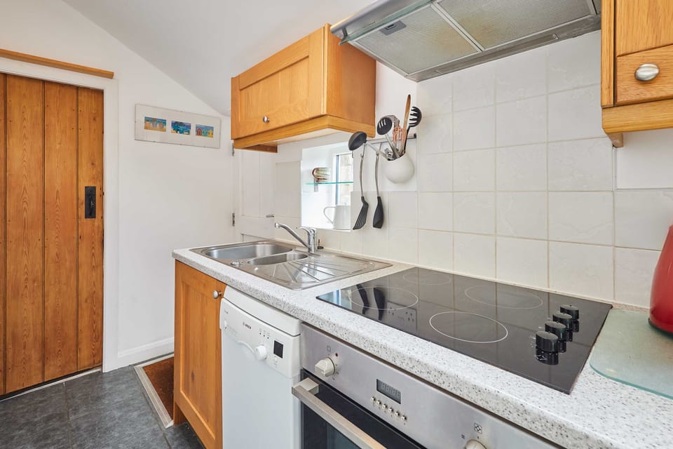House | 3 bedrooms, desk