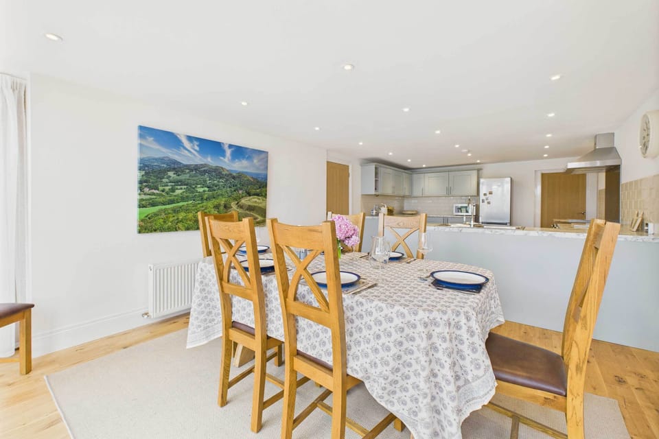 House | 4 bedrooms, desk