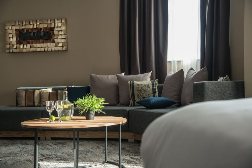 Executive Suite | Premium bedding, memory foam beds, minibar, in-room safe