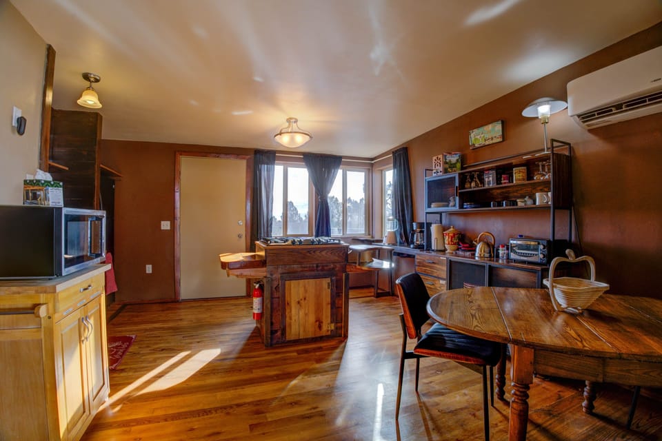Kitchen /Dining showing the microwave/convection oven