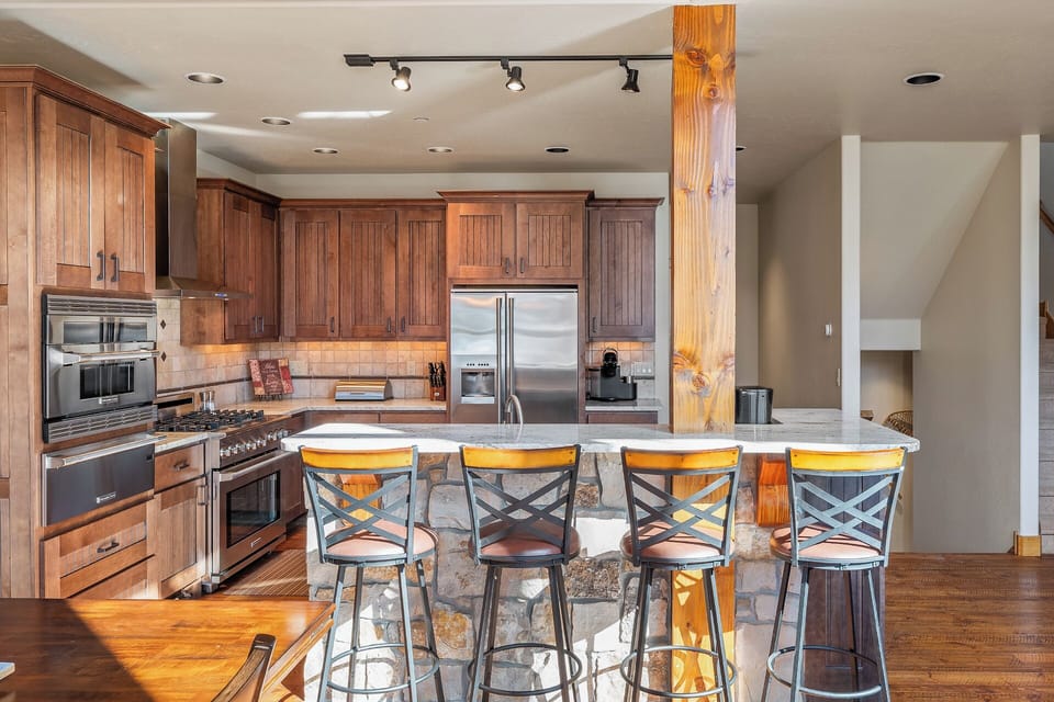 Seating for four at the breakfast bar