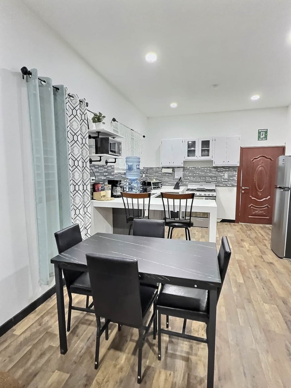 Dining/kitchen 