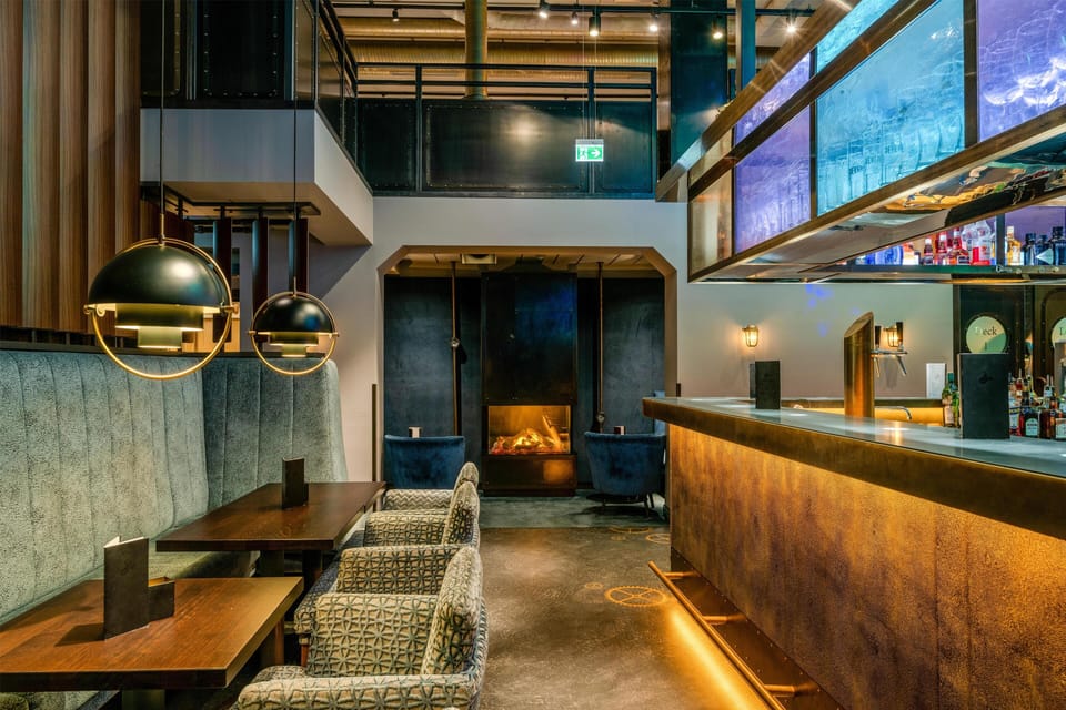 Lobby lounge