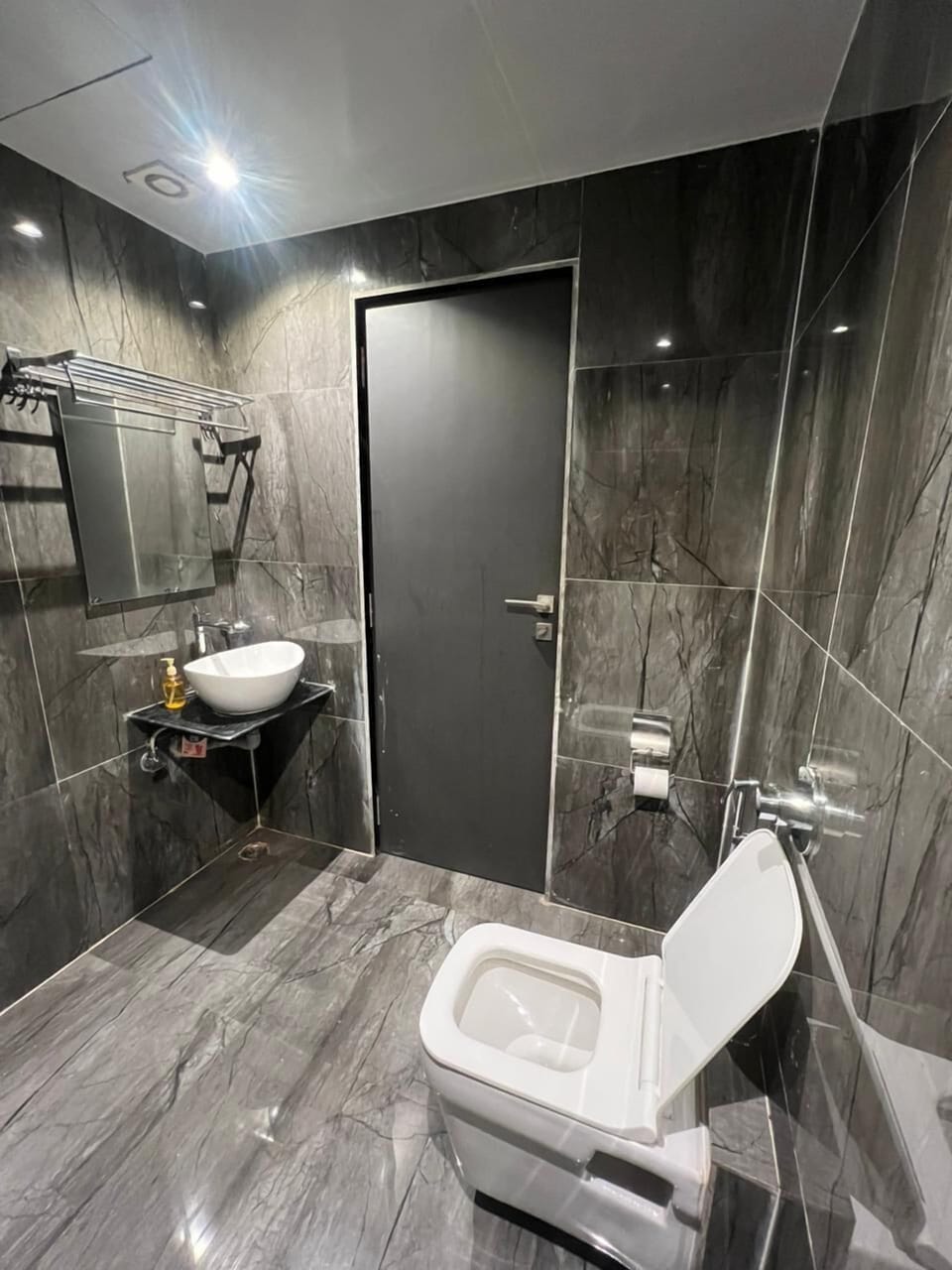 Shower, free toiletries, slippers, bidet
