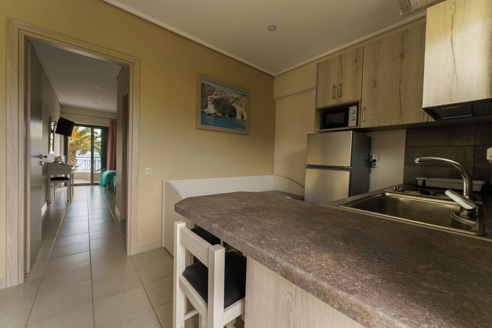 Full-size fridge, microwave, oven, stovetop